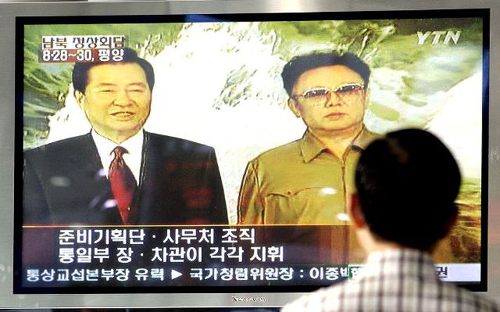 Maður í Suður-Kóreu fylgist með sjónvarpsfréttum þar sem sjá má Kim Dae-Jung, fyrrverandi forseta Suður-Kóreu, og Kim Jong-Il, leiðtoga Norður-Kóreu, á leiðtogafundi þeirra fyrir sjö árum.