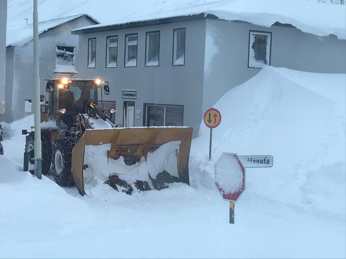 Ekki er ráðlegt að vera á ferli við meðal annars Skólagötu á Suðureyri.