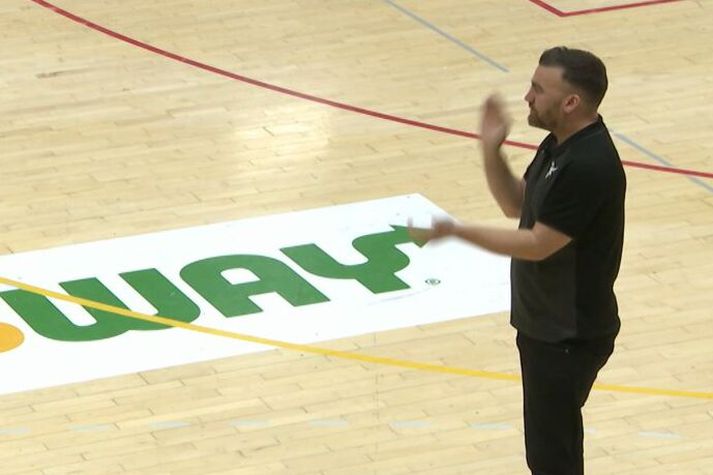 Finnur Freyr Stefánsson, þjálfari Valsmanna, var ekki sáttur með dómgæsluna og bauð upp á kennslustund í kaldhæðinslegu klappi á hliðarlínunni.