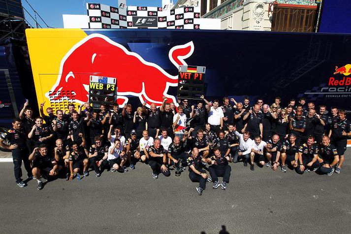 Starfsmenn Red Bull eftir að hafa náð fyrsta og öðru sæti í mótinu í Valencia í gær.