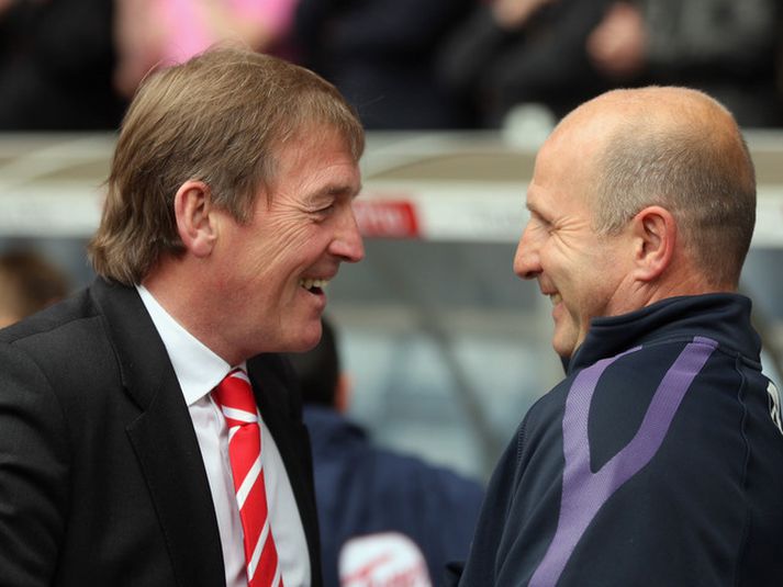 Kenny Dalglish talar hér við Gary McAllister, aðstoðarstjóra Aston Villa.