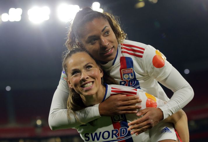 Sara Björk Gunnarsdottir með samherja sinn hjá Lyon, Catarinu Macario, á bakinu eftir sigur á Juventus í Meistaradeild Evrópu.