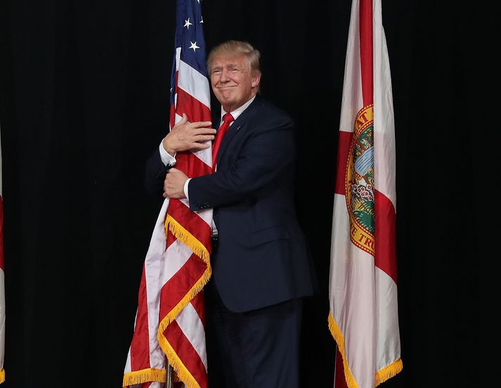 Kosningastjórn Clinton segir Trump reyna að ala á ótta.