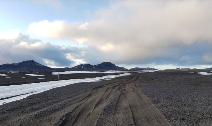 Ólöglegt er að aka utan vega á snævi þakinni jörð ef það veldur náttúruspjöllum.