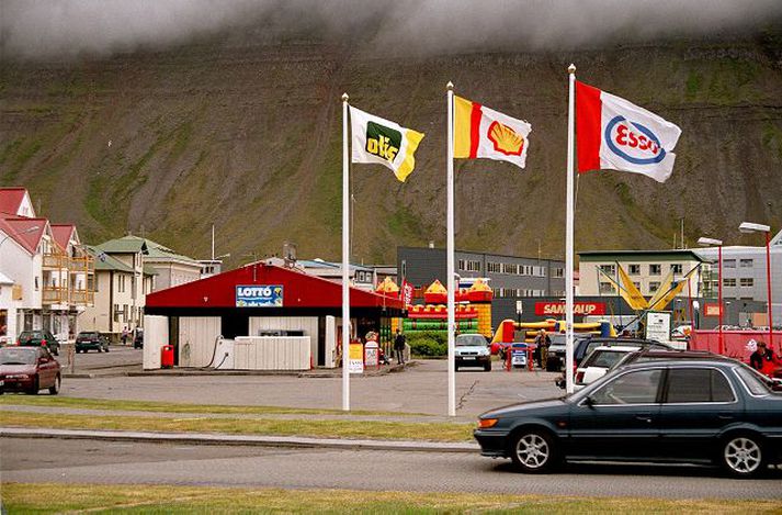 Verð á  Eldsneyti hækkar Enn Bensínlítrinn er nú orðinn þremur krónum dýrari hjá Esso, Shell og Olís.