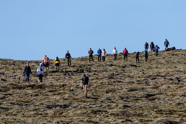 Fólk á ferðinni við gosstöðvarnar.