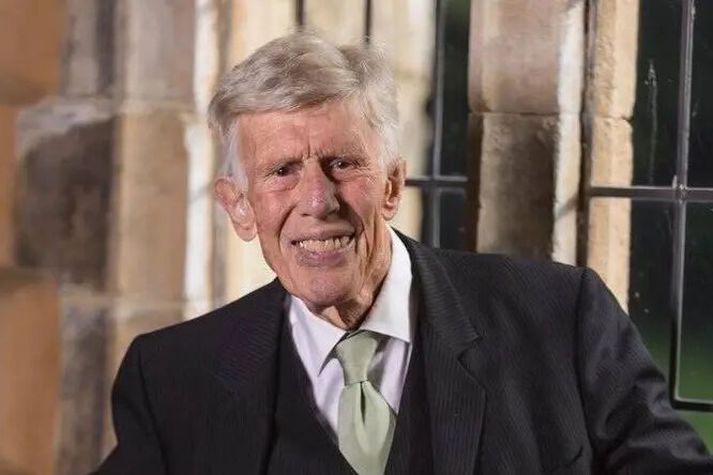 John Mew bardúsaði ýmislegt á lífsleið sinni, tannleiðréttingar, mew, mótorhjólakappakstur og kastalabyggingu.