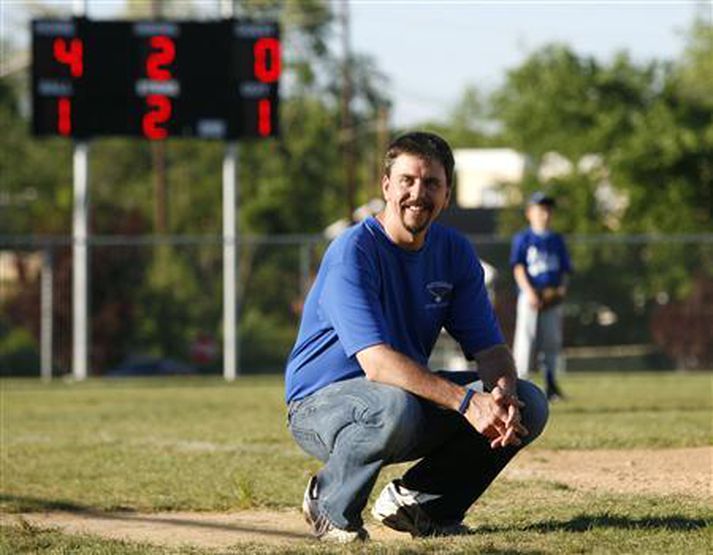 Scott Brooks, fyrrum verðbréfamiðlari, er ekki af baki dottinn heldur hefur þjálfað hafnaboltalið í New Jersey síðan hann missti vinnuna. Honum býðst nú að kenna stærðfræði.