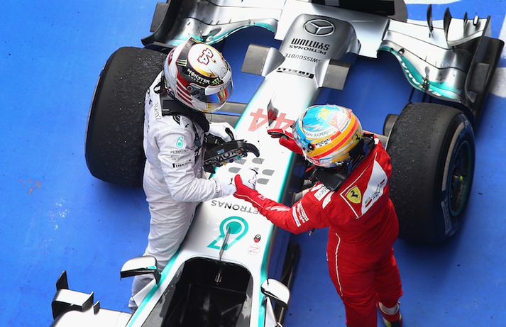 Alonso óskar Hamilton til hamingju með sigurinn í Kína, fyrr á tímabilinu.