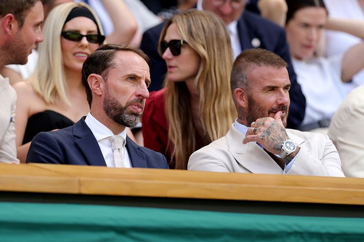 David Beckham lætur sig sjaldnast vanta á Wimbledon. Hér er hann ásamt Gareth Southgate, fyrrum þjálfara enska landsliðsins í knattspyrnu. Þeir sáust þó ekki með vín við hönd.