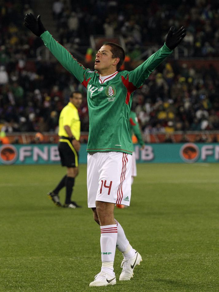 Javier Hernandez fagnar marki sínu.