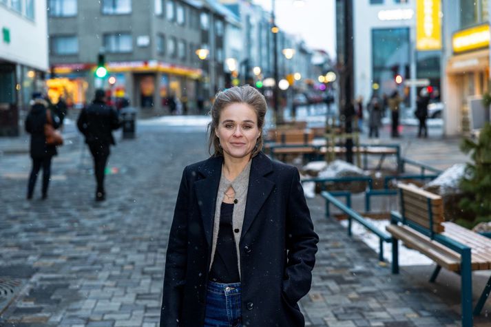 Sæunn Ósk Unnsteinsdóttir, framkvæmdastjóri Hopp Reykjavík, segir eiginmanninn löngu vera búinn að fatta það að hún næst ekki framúr nema hún fái kaffi í rúmið. Sæunn samsvarar sig vel við karakterinn í áramótaskaupinu sem flokkaði sjálfan sig.