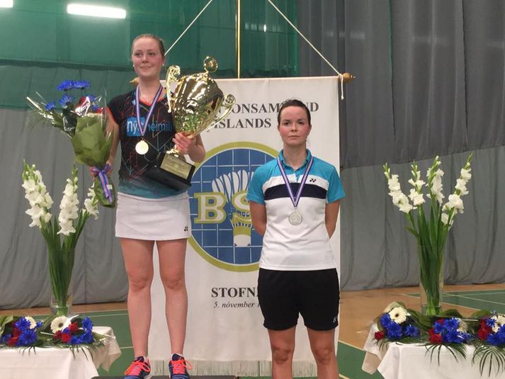 Margrét með sigurlaunin.