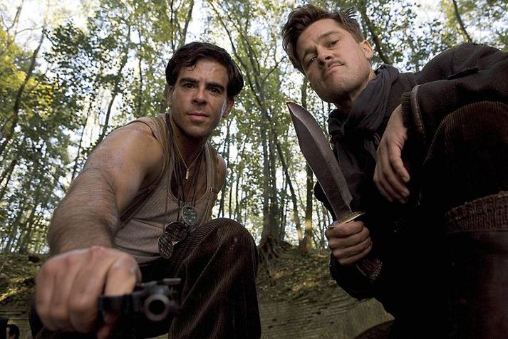 inglorious basterds Eli Roth og Brad Pitt í stríðsmyndinni Inglorious Basterds sem er nýkomin í kvikmyndahús hérlendis.