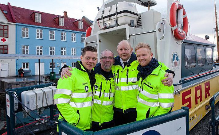 Friðrik Ómar og Jógvan Hansen með björgunarsveitarmönnum í Færeyjum.
