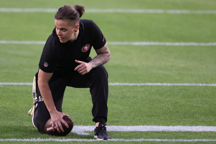 Katie Sowers skráði nafn sitt á spjöld sögunnar í Super Bowl í gær.