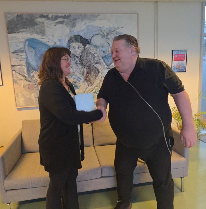 Hér er Guðný Árný Guðmundsdóttir, hjúkrunardeildarstjóri á Landsspítalanum í Fossvogi að taka á móti gjöfinni frá Pétri en þrjú tæki fara á spítalann.