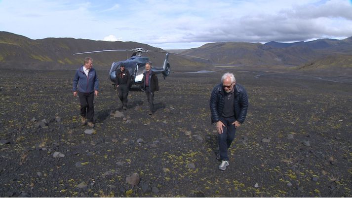 Ólafur Eggertsson, bóndi á Þorvaldseyri, skoðar gróður á aurunum sem fylltu lónið við Gígjökul fyrir tíu árum. Myndin var tekin síðastliðið haust við upptökur á þáttum Stöðvar 2 um eldgosið í Eyjafjallajökli. Fjær eru Kristján Már Unnarsson, Jón Kjartan Björnsson, þyrluflugstjóri hjá Norðurflugi, og Páll Einarsson jarðeðlisfræðingur.