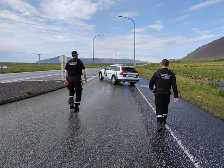 Frá lokun lögreglu við Vesturlandsveg í sumar þar sem banaslys varð. Þar var nýbúið að leggja malbik sem stóðst ekki kröfur.