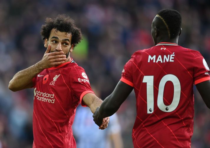 Mohamed Salah talar við Sadio Mané og vill ekki að heimurinn lesi varir hans. Unga knattspyrnufólkið tekur eftir þessu og gerir það líka þótt að enginn sé að taka þau upp.