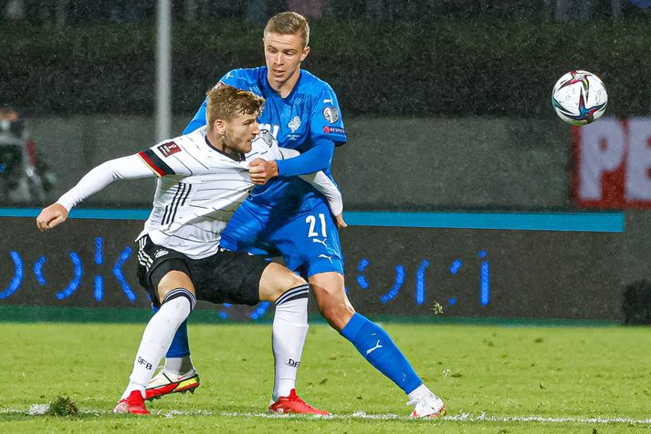 Brynjar Ingi Bjarnason í baráttunni við Timo Werner.