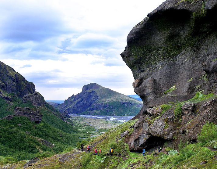 Skálavörðurinn í Básum kom fyrstur á vettvang og dró bílinn upp.