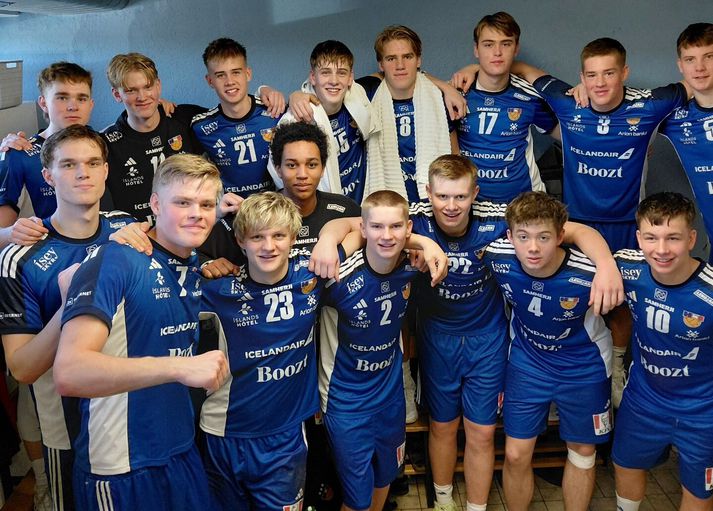 Íslensku strákarnir fagna sigrinum á Portúgal.