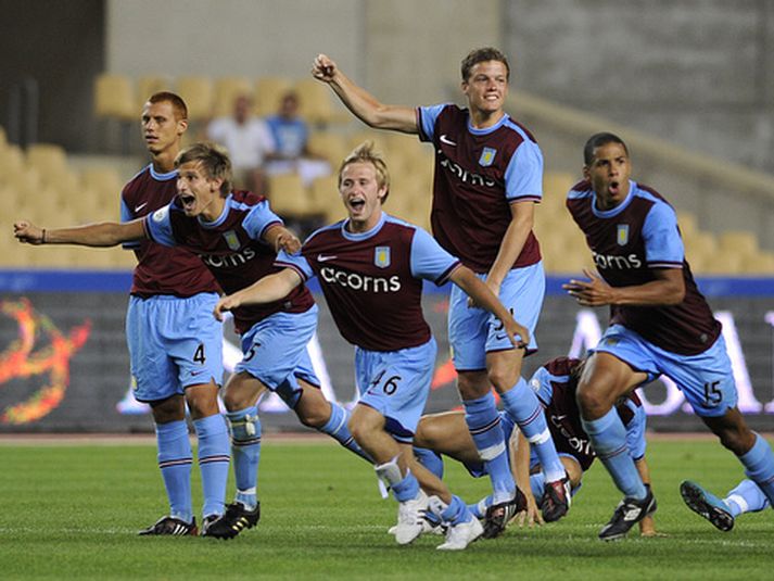 Leikmenn Aston Villa fagna sigri í vítakeppninni.