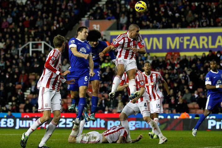 Marouane Fellaini er hér nýbúinn að skalla Ryan Shawcross sem liggur í jörðinn.