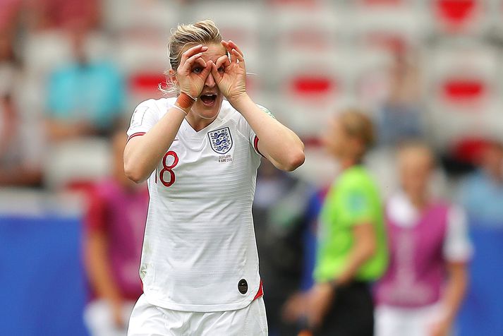 Ellen White skoraði annað mark Englands gegn Skotlandi í Nice í gær.