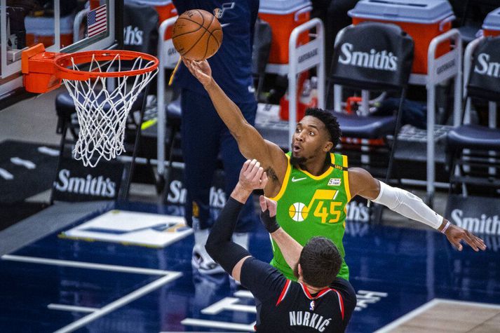 Donovan Mitchell sækir að körfu Portland.