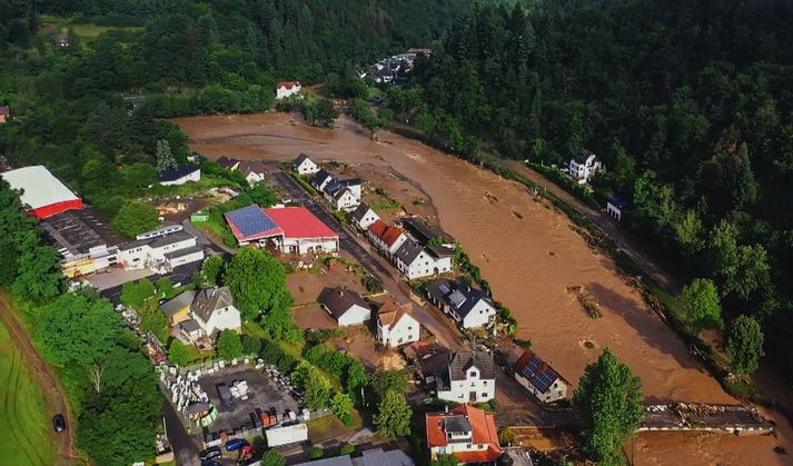 Áin Ahr flæddi yfir bakka sína í þorpinu Eifel í Schuld í vesturhluta Þýskalands. 