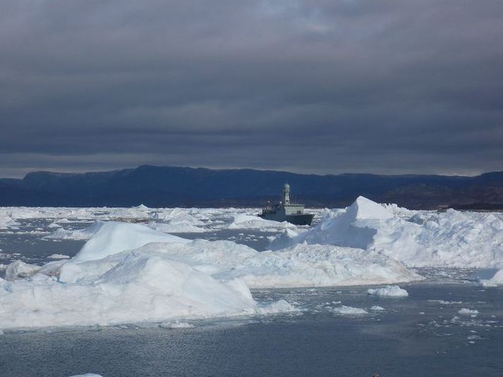 Hér má sjá glitta í varðskip Landhelgisgæslunnar í hafís undan landinu. Samkvæmt nýrri kenningu hefur ísbreiðan á norðurskautinu áhrif á sveiflur í veðurfari sem vara áratugum saman.