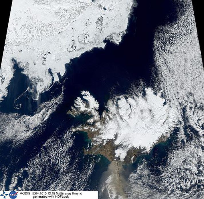 Á myndinni sést vel hvernig askan berst út á haf suður af landinu. Myndin var tekin af Aqua-gervitungli bandarísku geimvísindastofnunarinnar (NASA) í hádeginu á laugardaginn.