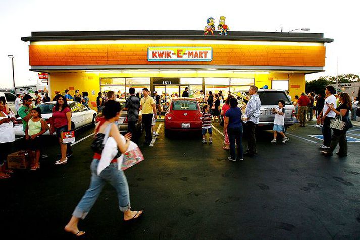Mikil örtröð myndaðist fyrir utan Kwik-E-Mart verslun í Los Angeles í gær. Eins og sjá má er skilti verslunarinnar sambærilegt við það sem er í þáttunum, auk þess sem Bart og Milhouse fylgdust með viðskiptavinum ofan af þaki verslunarinnar.