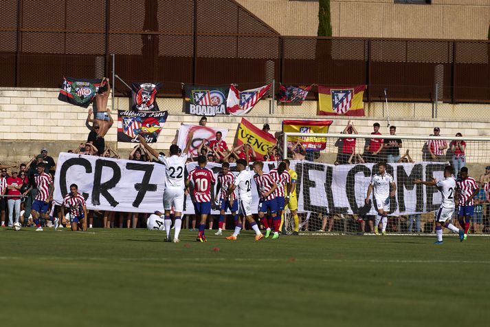 Hluti stuðningsmanna Atlético Madrid lét vita af því að þeir vildu ekki frá Ronaldo til liðs við félagið á meðan á leik liðsins stóð. 