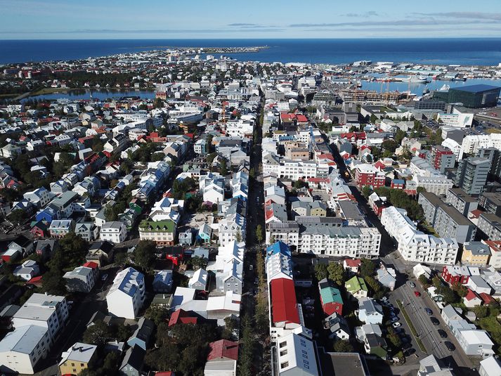 Hagfræðideild Landsbankans kynnir nýja þjóðhags- og verðbólguspá til næstu þriggja ára. Einnig verður fjallað sérstaklega um íslenska ferðaþjónustu og um Ísland í alþjóðlegu samhengi.