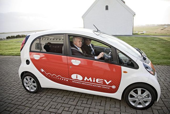 Forsetinn á rafbíl. Á Íslandi eru um 400 skráðir rafbílar.