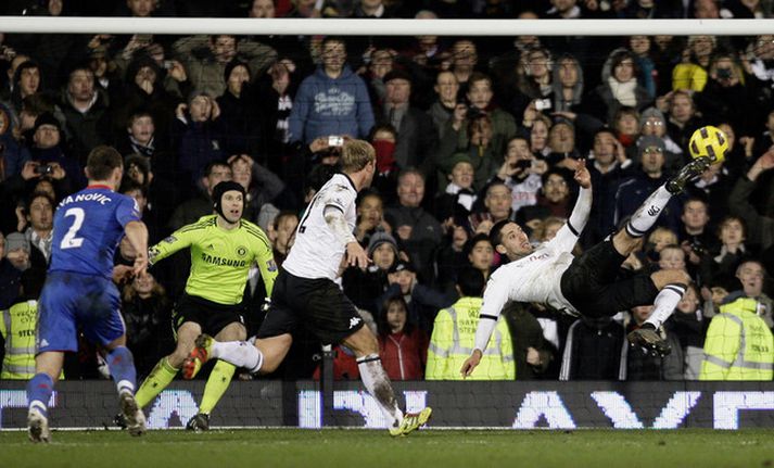 Eiður Smári reynir að fylgja eftir vítaspyrnu Clint Dempsey.