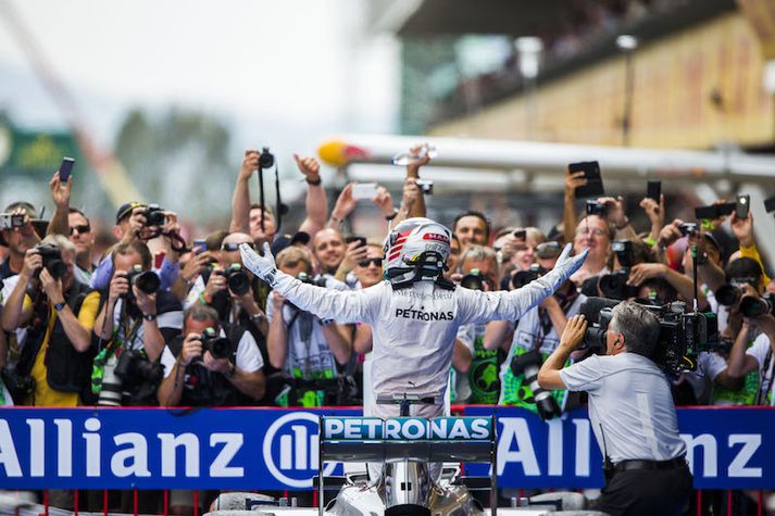 Hamilton fagnar efitr keppnina