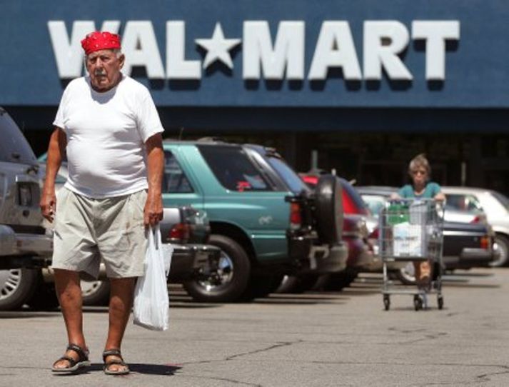 Reiknað er með að jólasalan hafi verið með dræmasta móti í Bandaríkjunum. Salan jókst hins vegar um 2,4 prósent hjá Wal-Mart.