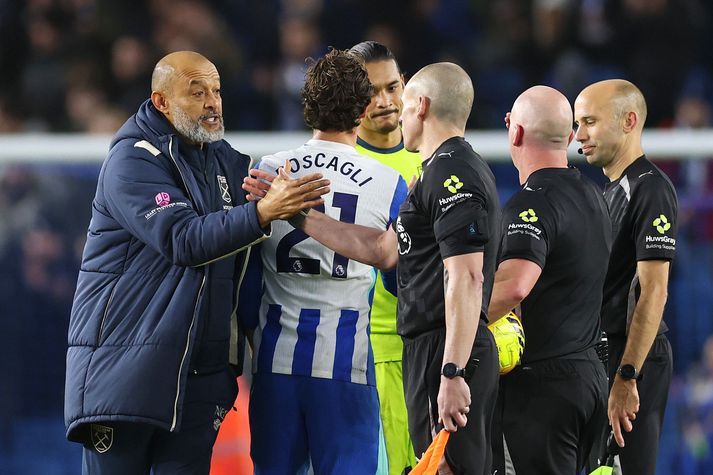 Nuno Espirito Santo, knattspyrnustjóri West Ham United, segir sína skoðun þegar hann þakkar dómurum fyrir leikinn.