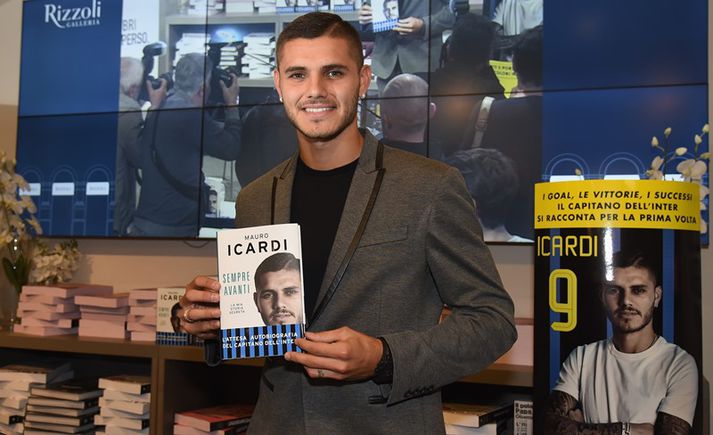 Mauro Icardi með bókina sem hefur gert allt vitlaust.
