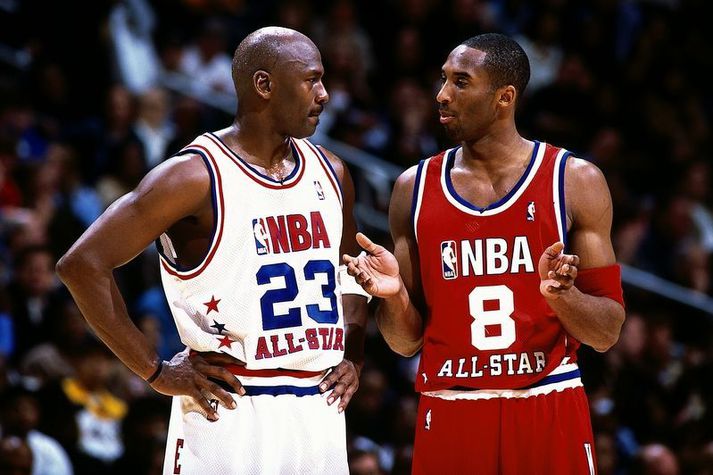 Kobe Bryant og Michael Jordan og voru miklir vinir og töluðu mikið saman á meðan Kobe lifði. Hér eru þeir á Stjörnuleiknum 2003.