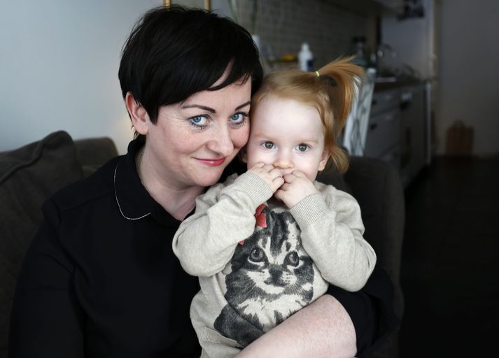 Helen Breiðfjörð ásamt tveggja ára dóttur sinni, Lillý Guðrúnu Breiðfjörð. Helen ákvað að eignast barn ein og fékk gjafasæði.