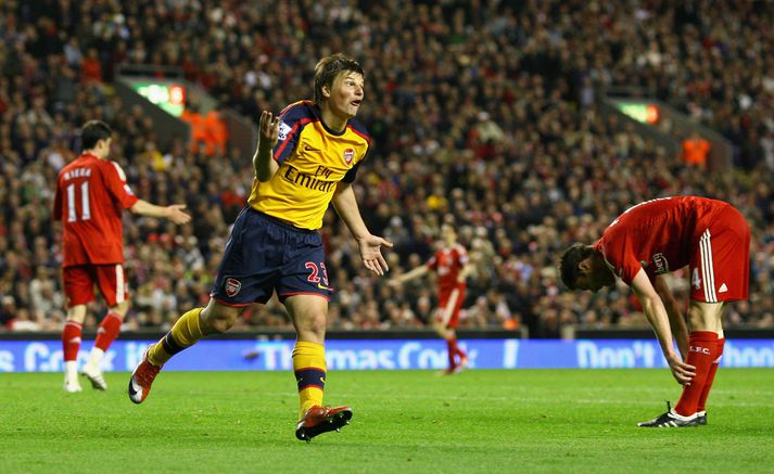 Andrey Arshavin fagnar einu af fjórum mörkum sínum fyrir Arsenal á móti Liverpool. Á morgun eru liðin fimmtán ár frá þessum leik.