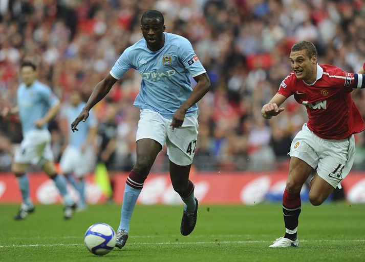 Yaya Toure fór auðveldlega framhjá Nemanja Vidic í undanúrslitaleiknum á Wembley í fyrra og skoraði sigurmarkið.