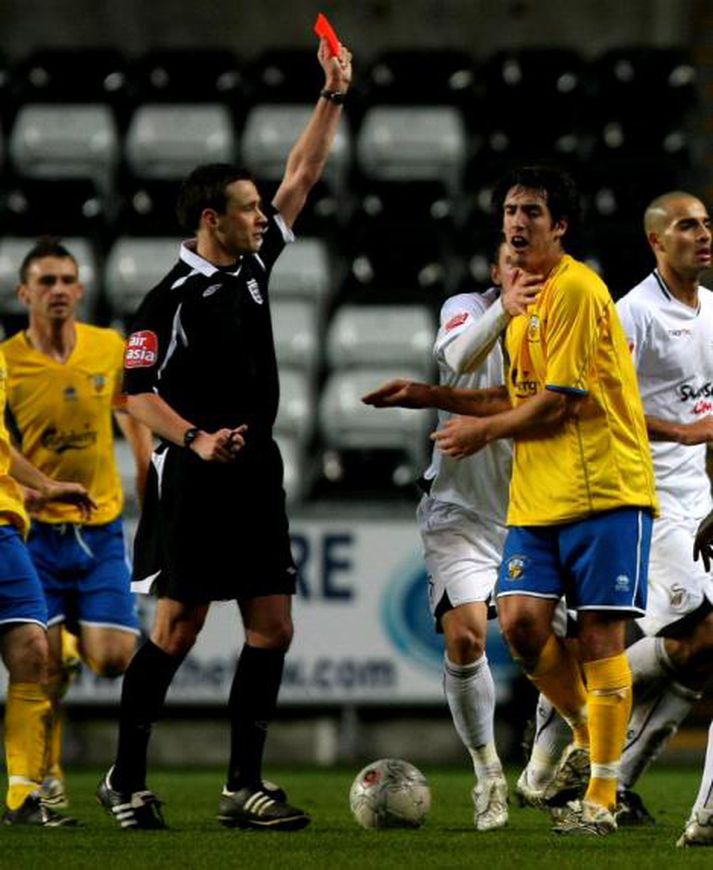 Attwell lyfti upp rauða spjaldinu þegar hann dæmdi bikarleik Swansea og Havant & Waterlooville.