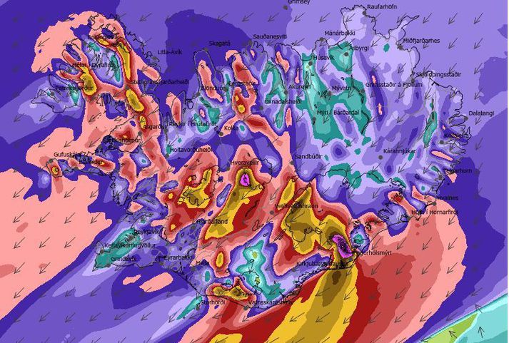 Gert er ráð fyrir vonskuveðri víðsvegar á landinu á morgun, nýársdag.