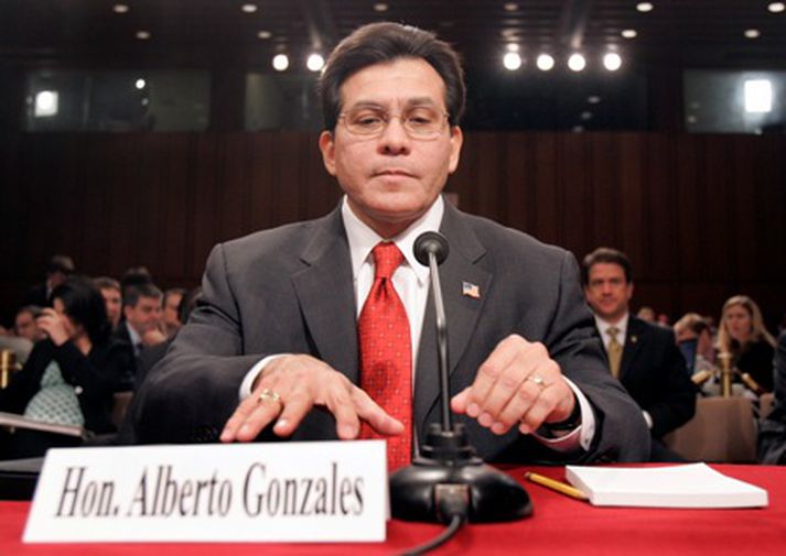 Alberto Gonzales býr sig undir yfirheyrslur í öldungadeildinni í dag.
